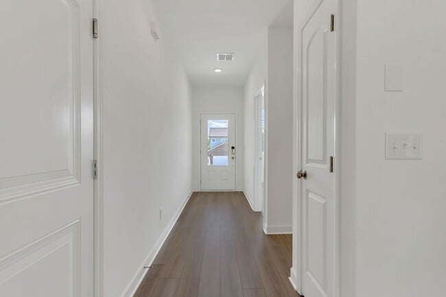 Foto del edificio - Barton Hills Community,  just built 4 BR 3...