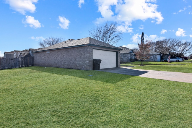 Building Photo - 3302 Rainforest Ln