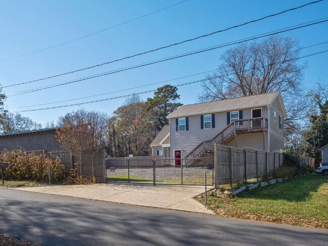 Unique Live/Work Opportunity With Large Fenced Yard Plus Outdoor Storage - Unique Live/Work Opportunity With Large Fenced Yard Plus Outdoor Storage Apartment