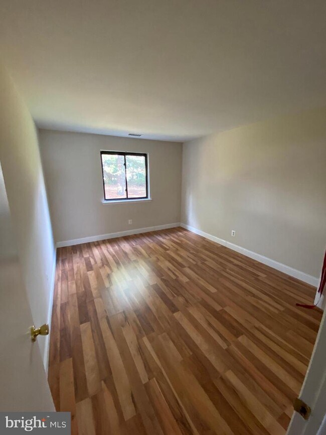 Building Photo - 1031 Oakwood Dr