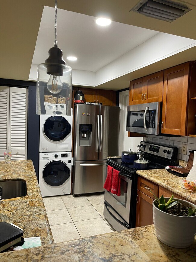 Foto del edificio - 6543 Harbour Rd