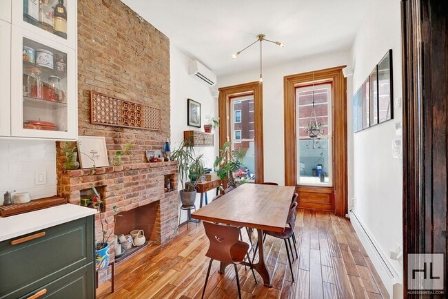 Building Photo - 272 Putnam Ave