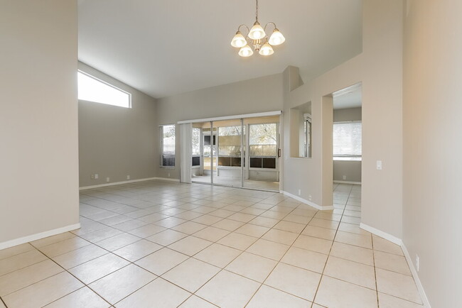 Foto del edificio - 6615 Oakbrooke Cir