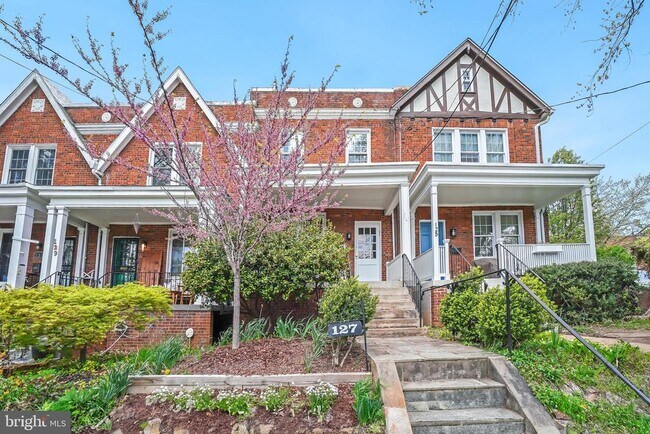 Foto del edificio - 127 Longfellow St NW