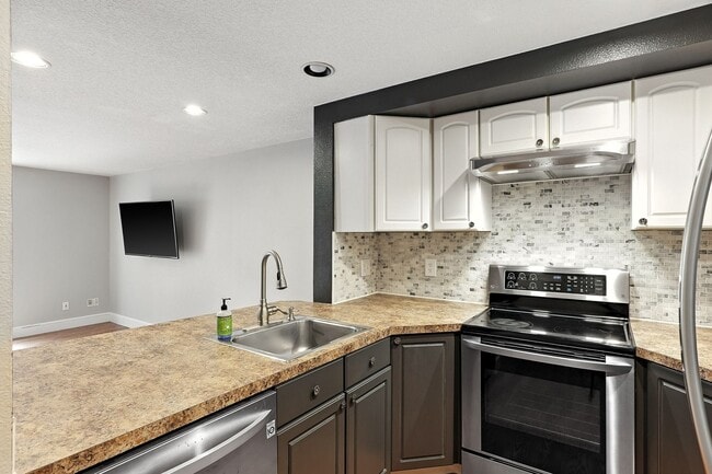 Foto del edificio - Updated 2 Bedroom/2.5 Condo w/garage