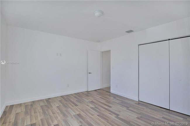 Foto del edificio - 1901 NE 185th Terrace