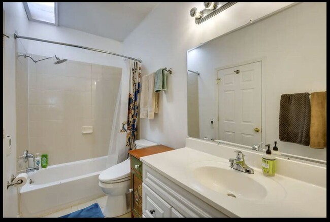 Foto del edificio - Precious 4 Bedroom in Pleasant Petworth! -...