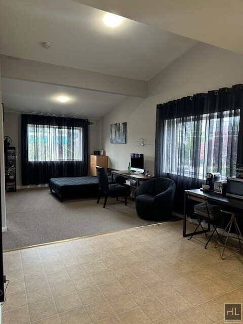 Building Photo - Well-maintained 2 Bedroom Apartment with s...
