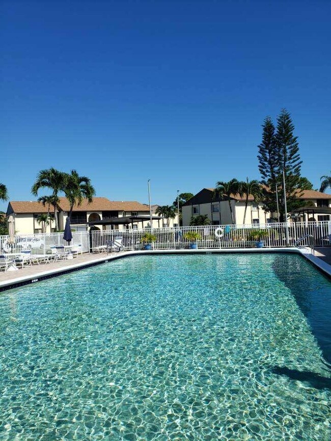 Foto del edificio - 5831 Whispering Pine Way