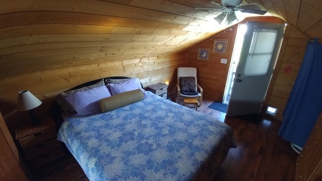 Queen Bed - 2525 N Mesa Dr