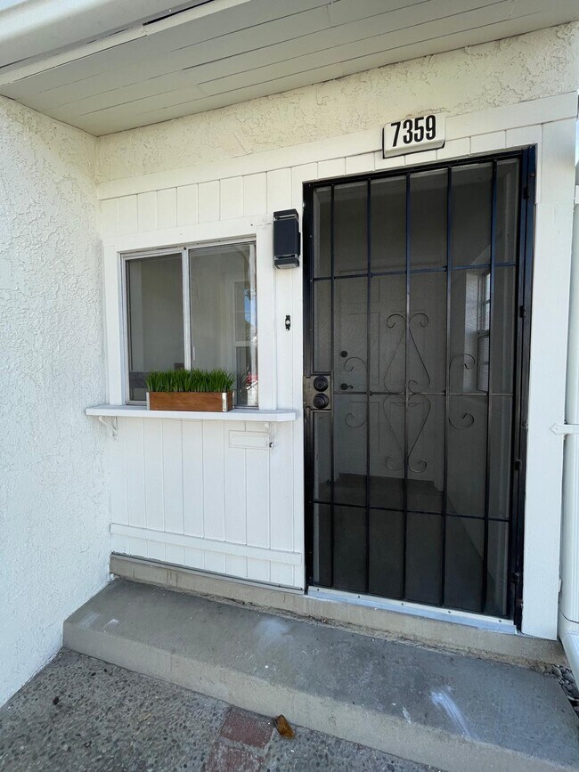 Foto del edificio - 7359 Amestoy Ave
