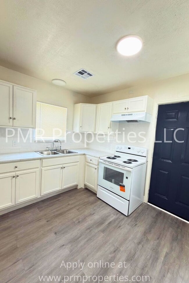 Building Photo - 3 Bedroom/ 1 Bathroom House