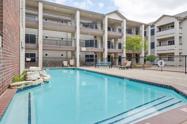 Building Photo - UT PRE-LEASE: Large 3 bed/2 bath Centennial Condos unit. Just steps from UT Campus!