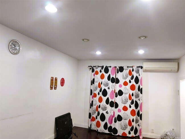 Foto del edificio - 61-31-61-80 80th St