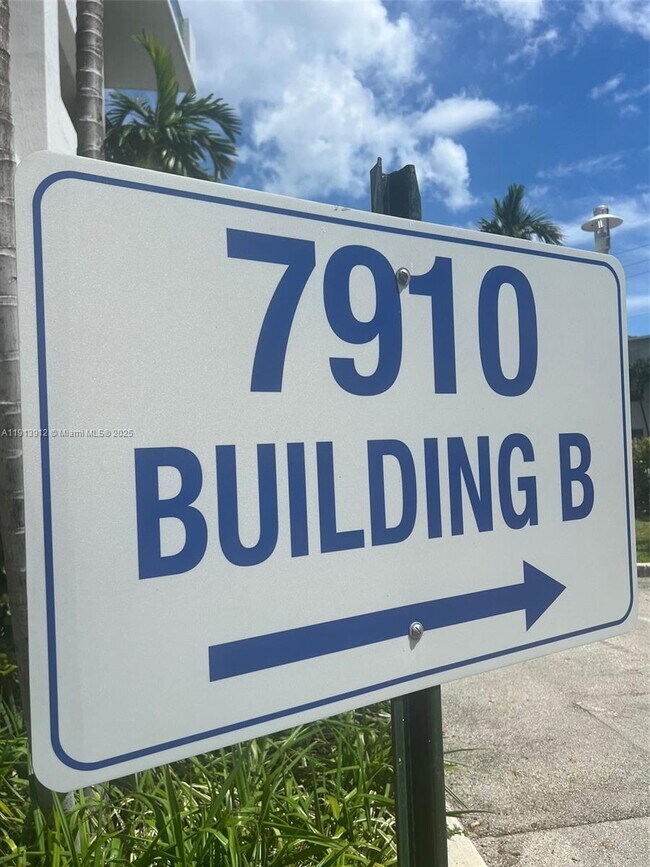 Foto del edificio - 7910 Harbor Island Dr