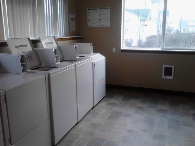 Laundry Facilities - Edison Park Apartments