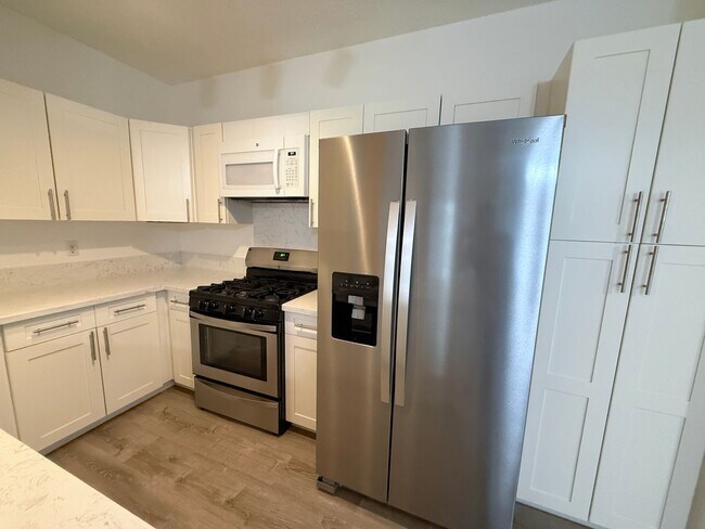 Foto del edificio - Palm Court 2 bedroom and 2 bathroom ground floor unit with 2 parking