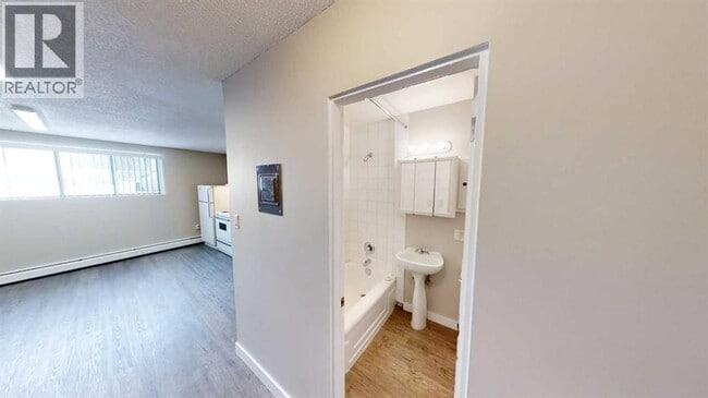 Building Photo - 9932-9105 105 Ave