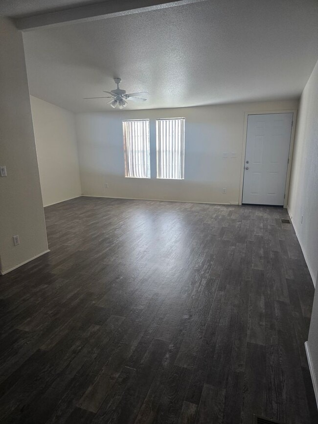 Building Photo - 1915 N Park Ave