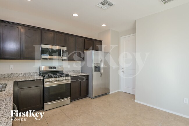 Building Photo - 2851 N Fair Oaks Ave