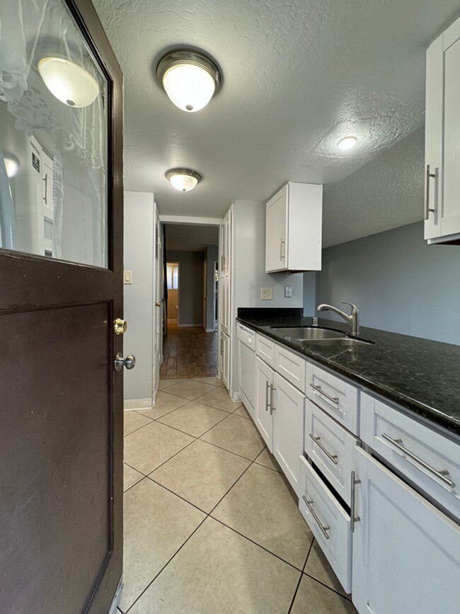 Building Photo - Centrally Located Two Bedroom Napa Condo