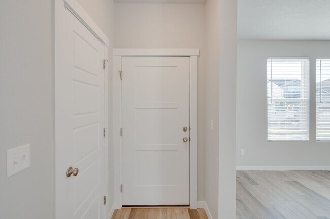 Foto del edificio - Now Leasing this Modern 3 Bedroom Townhome!