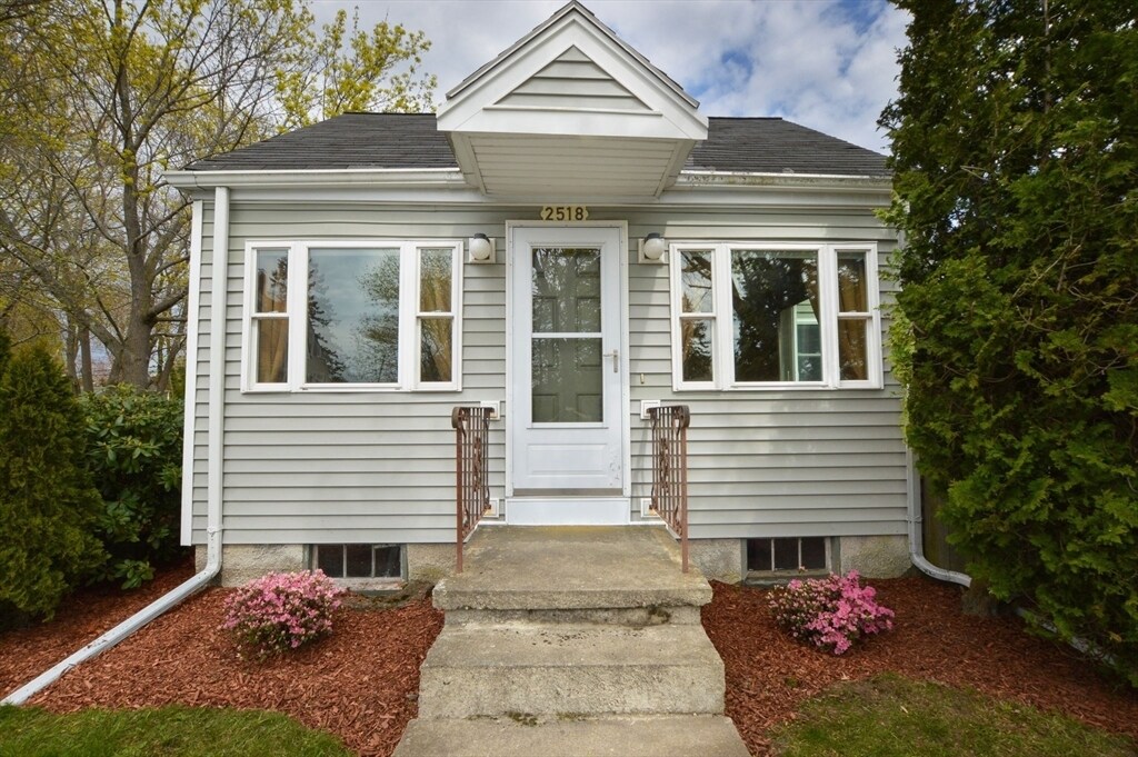 Primary Photo - 2518 Acushnet Ave