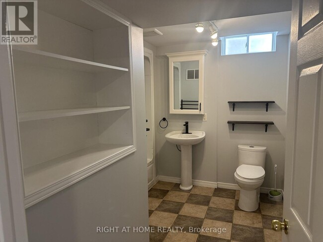 Building Photo - 39 Distin Dr