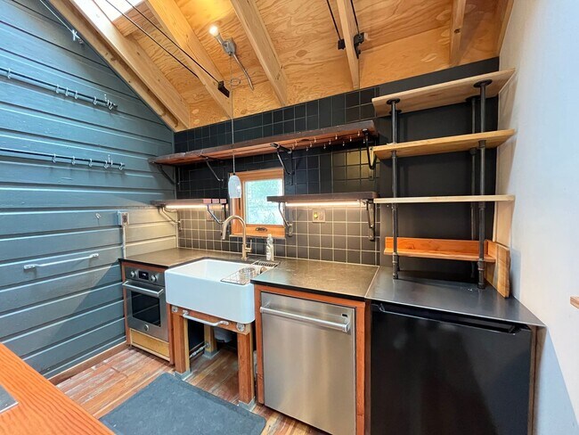 Building Photo - Beautiful 2 Bed 2 Bath + Den Oasis House i...
