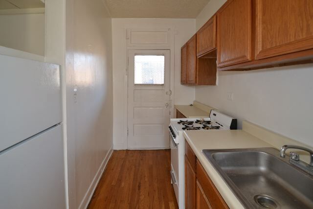 Building Photo - 836 W Cornelia Ave