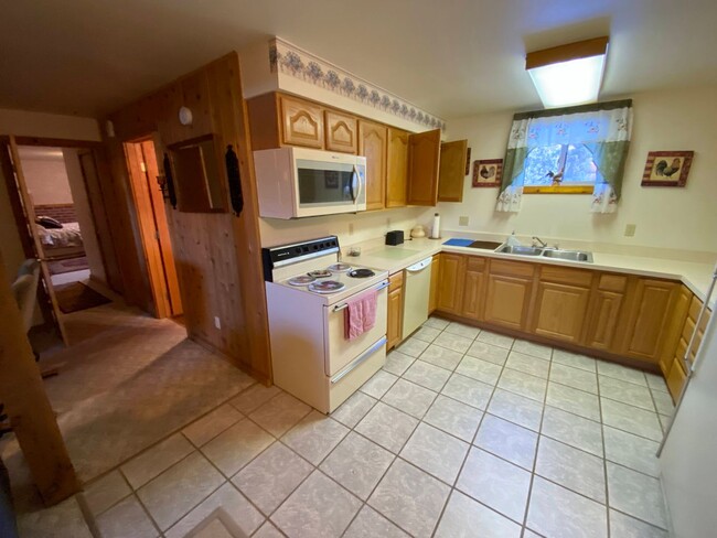 Building Photo - Beautiful Furnished 2 Bedroom Basement Apa...