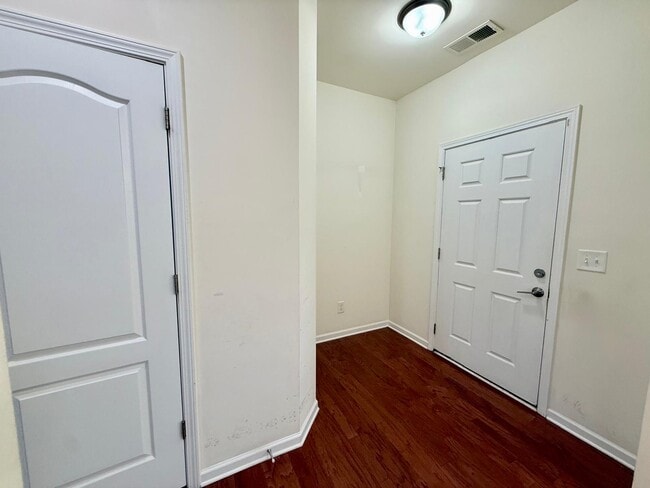 Foto del edificio - 7021 Broughton Ln