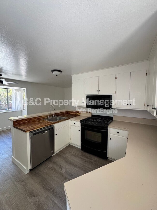 Building Photo - 5535 Olinda Rd