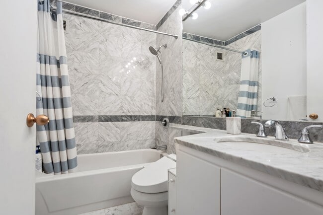 Building Photo - 500 W 43rd St