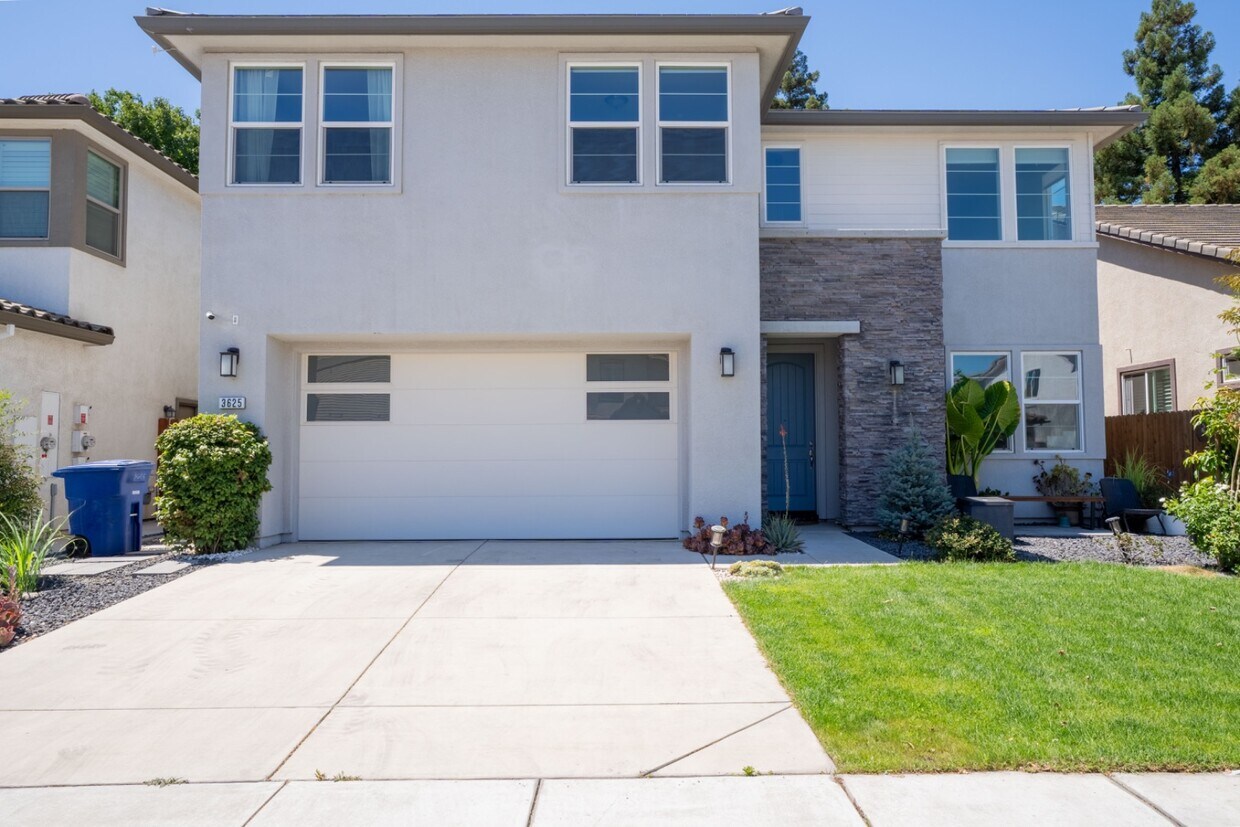 Foto principal - 3625 Blue Bird Dr