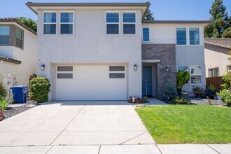 Building Photo - 3625 Blue Bird Dr