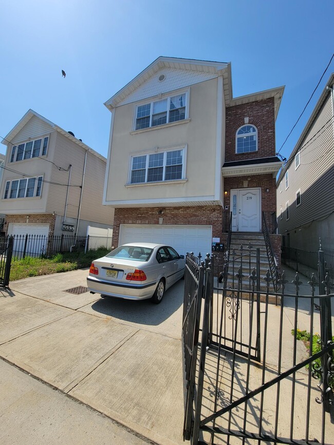 Building Photo - 279 Morris Ave