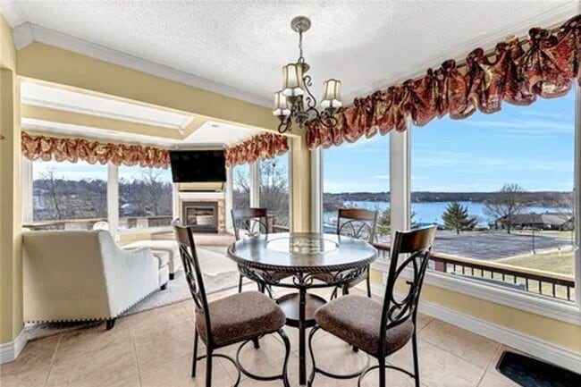 Building Photo - Beautiful Lake Front Home on Loch Lomond!