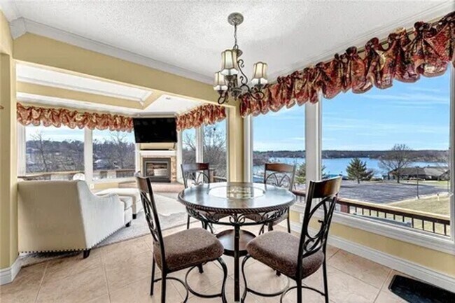 Foto del edificio - Beautiful Lake Front Home on Loch Lomond!