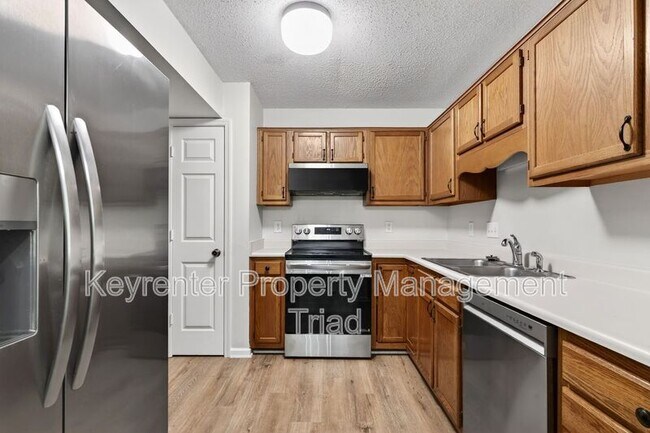 Foto del edificio - 2219 New Garden Rd