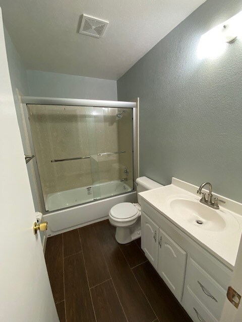 Bath - 3233 Rockport Ave