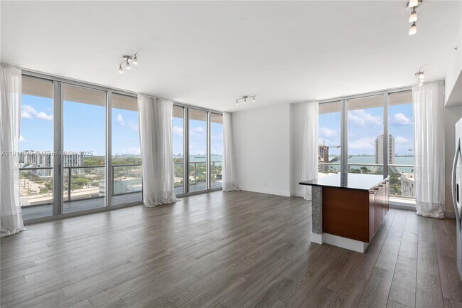 Foto del edificio - 3470 E Coast Ave