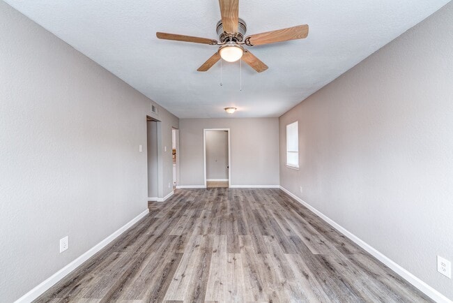 Building Photo - 523 Spring Dr