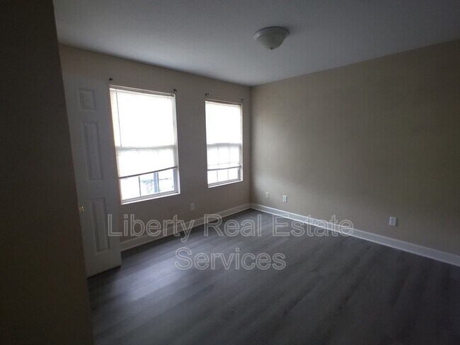 Foto del edificio - 114 Governors Blvd