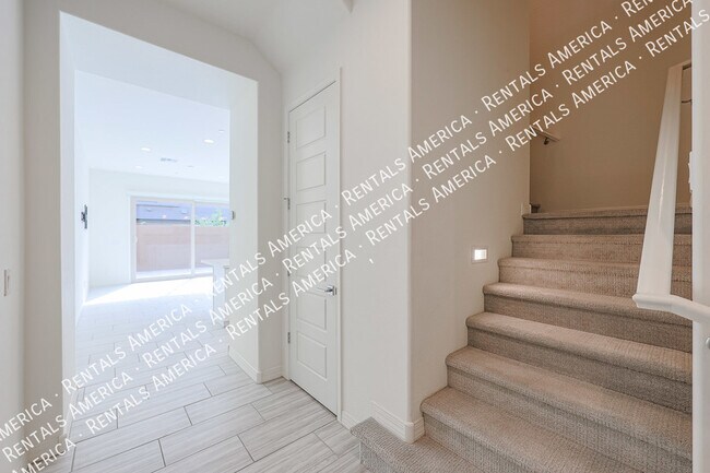 Building Photo - ELEGANTE 3/2.5 +LOFT Townhome -Move In Ready