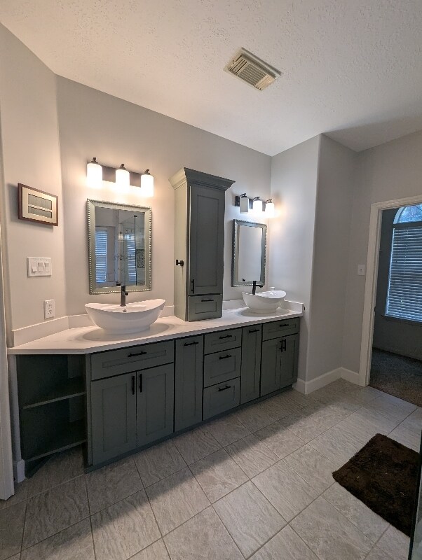 Foto del edificio - 4030 Harwood Dr