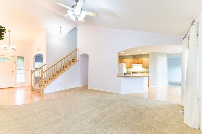 Building Photo - Private Oasis with Panoramic Mountain Views – 4 BR Plus Bonus Room / Office