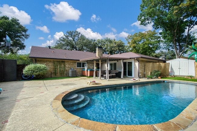 Foto del edificio - 2404 Crestview Cir