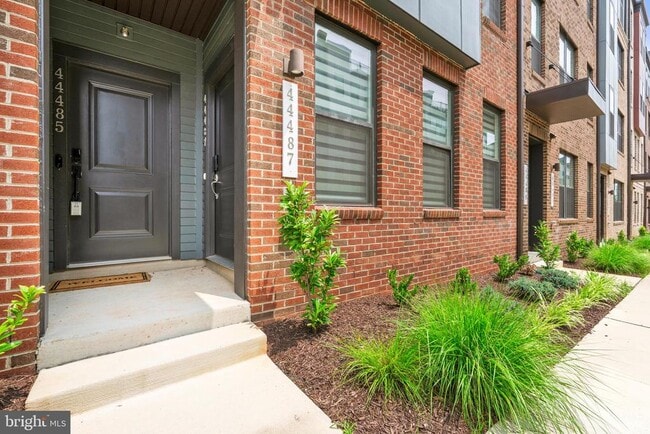 Building Photo - 44487 Wolfhound Sq
