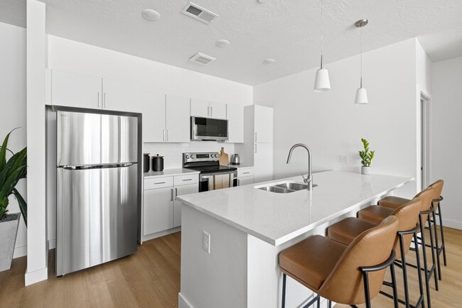 Building Photo - The Henley Apartments